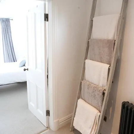 Gorgeous 2 Bedroom House In Clifton *