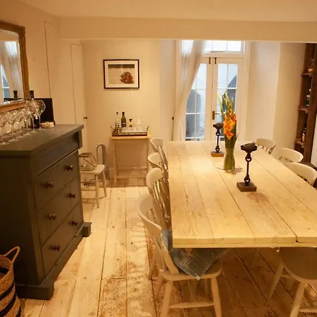 Gorgeous 2 Bedroom House In Clifton *