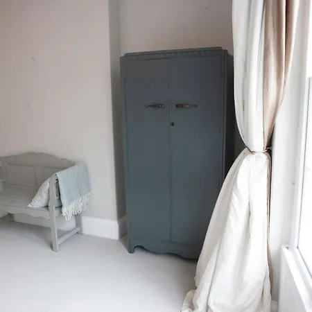 Gorgeous 2 Bedroom House In Clifton *