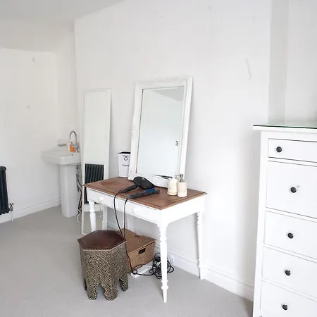 Gorgeous 2 Bedroom House In Clifton
